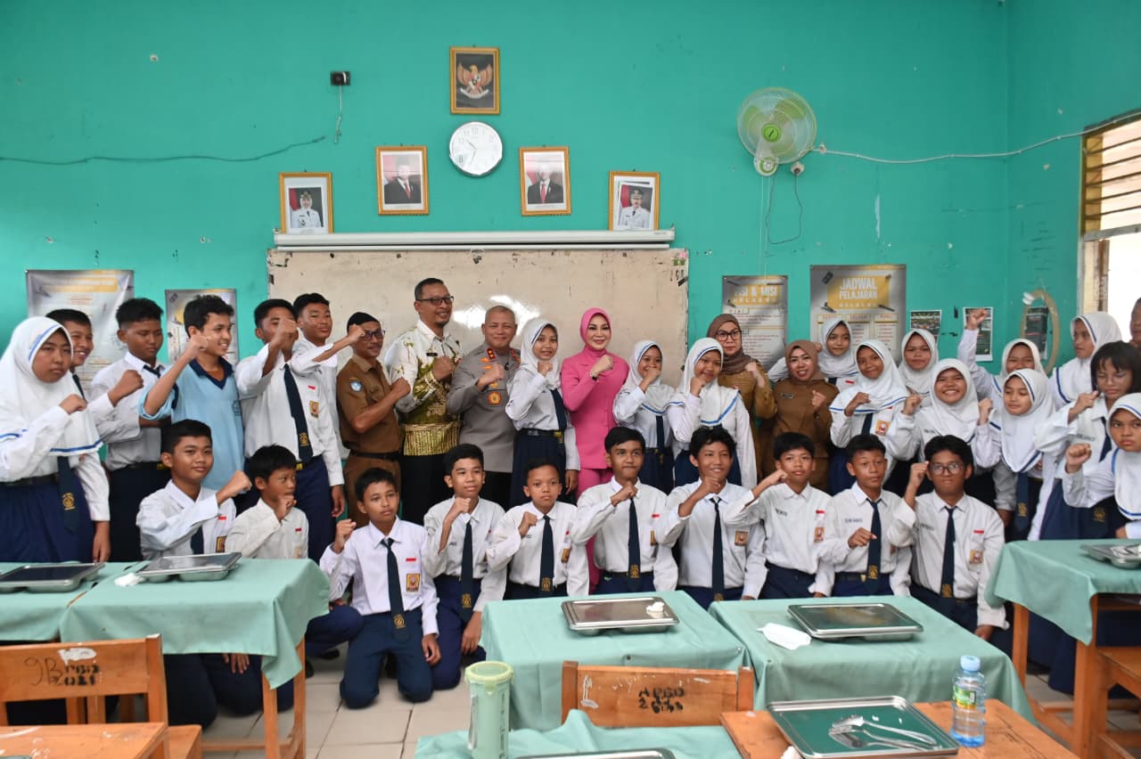 Pastikan Sehat dan Higienis, Kapolda Kalsel Makan-Makanan MBG dari SPPG Polda Kalsel Bersama Pelajar SMPN 5 Banjarbaru