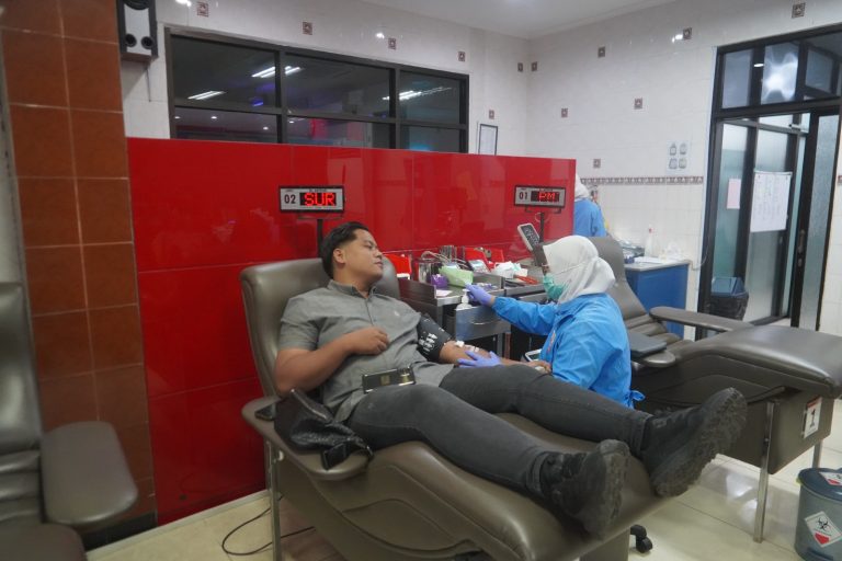 Sambut Hari Jadi ke-74 Humas Polri, Polres Pelabuhan Tanjung Perak Gelar Aksi Donor Darah