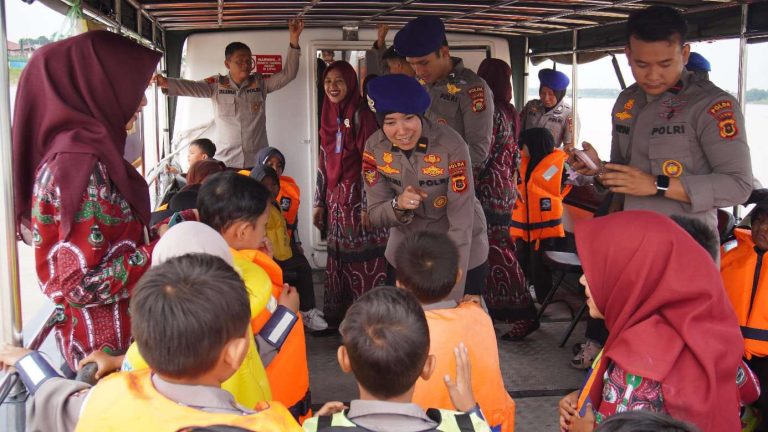 Polwan Ditpolairud Polda Jambi Ajak Anak RA Al-Ikhlas Kenali Dunia Polairud Lewat Program Polisi Sahabat Anak