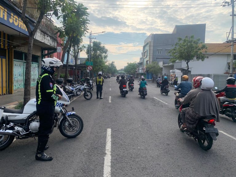 Satlantas Polrestabes Surabaya Tertibkan Pengendara Motor Lawan Arus di Jalan Ngaglik, Langsung Diedukasi dan Diminta Putar Balik