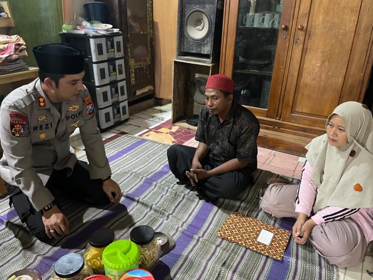 Kapolres Situbondo Beri Santunan untuk Keluarga Korban Ambruknya Atap Asrama Ponpes di Besuki