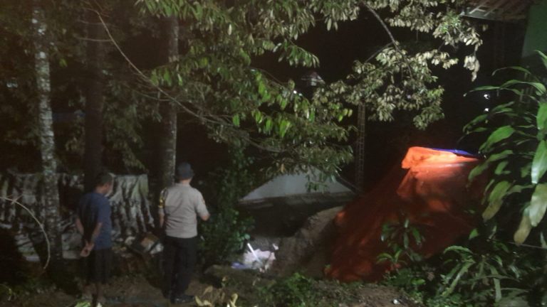 Polisi Datangi TKP Bencana Tanah Longsor di Wilayah Kadupugur