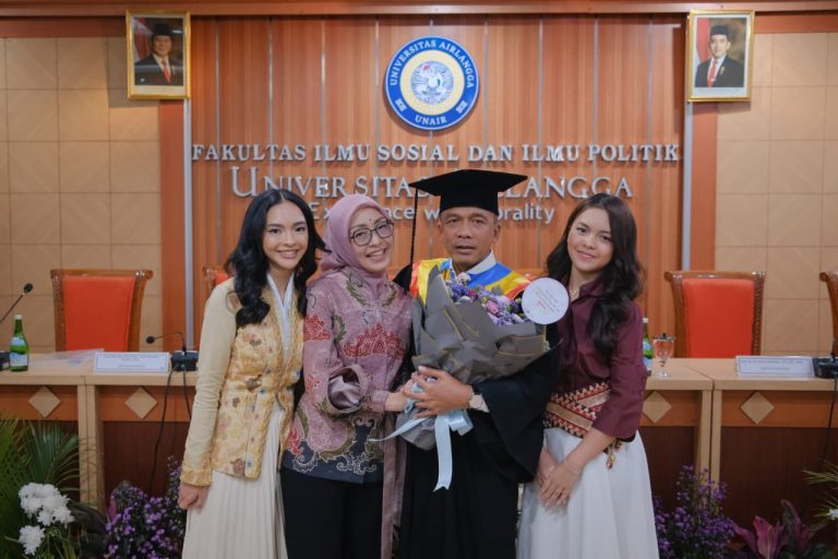 Kapolda Jabar Raih Gelar Doktor Lewat Disertasi “Cerita dari Mesuji”, Paparkan Kondisi Polisi di Tengah Konflik