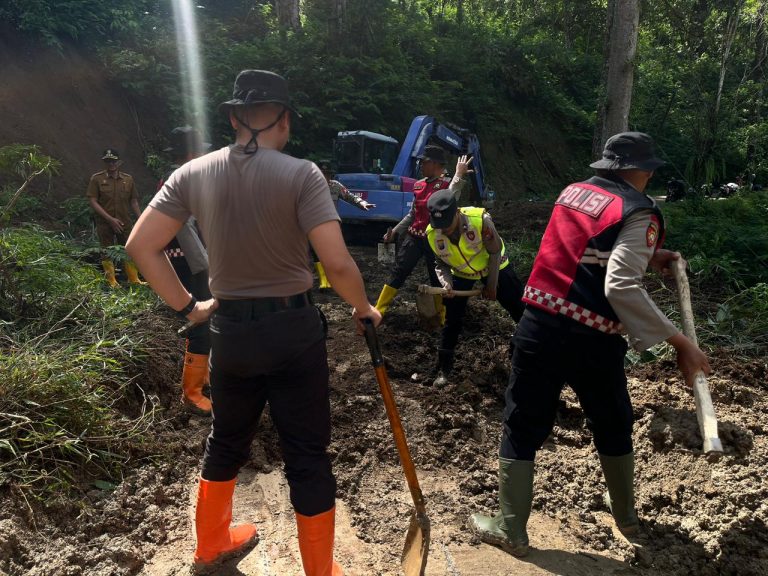 Polres Batu Terjunkan Puluhan Personel Tangani Longsor di Ngantang, Akses Malang – Blitar Kembali Lancar