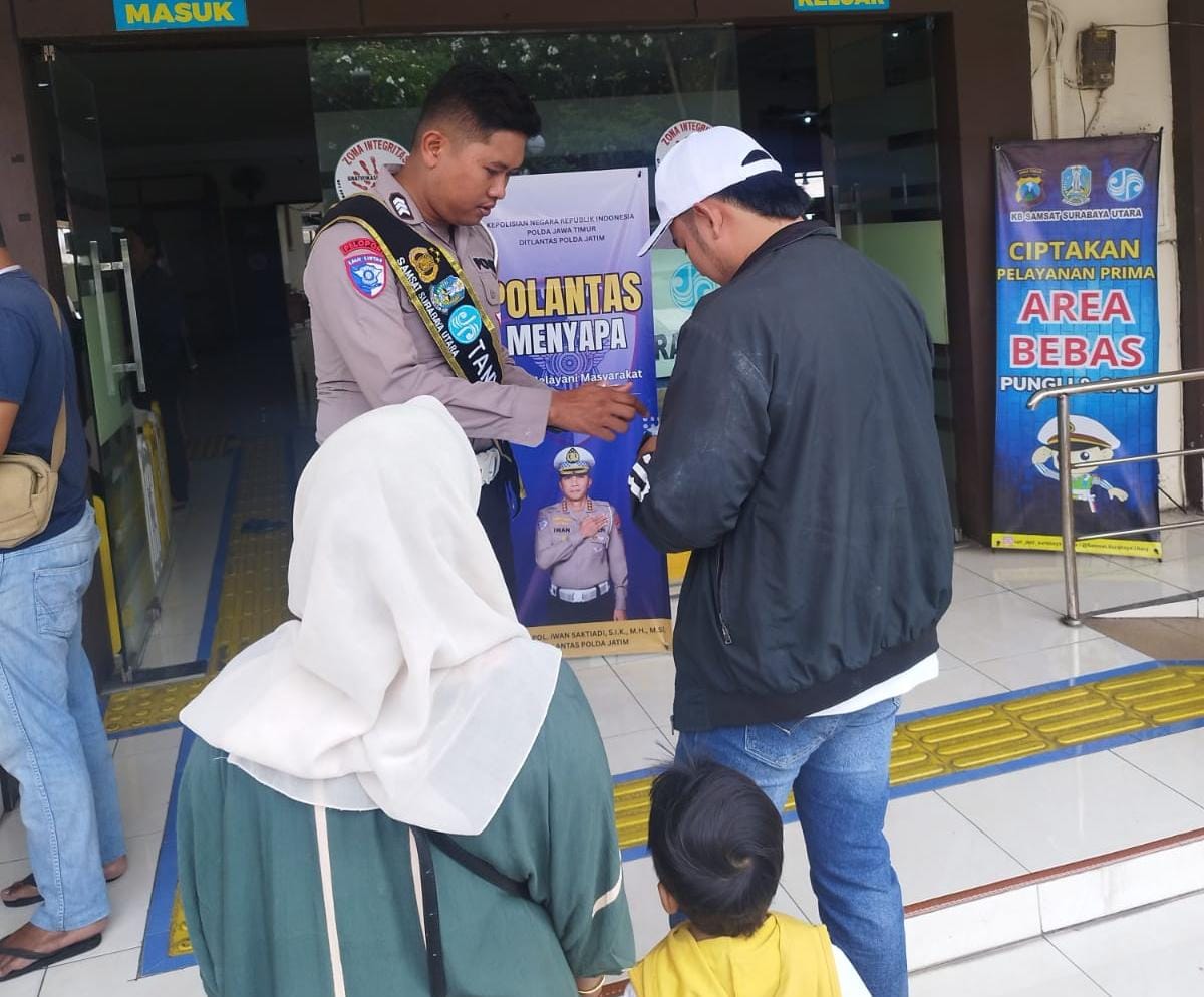 Anggota Samsat Surabaya Utarar, Tingkatkan Kesadaran Masyarakat Melalui Pelayanan Samsat Wajib Pajak