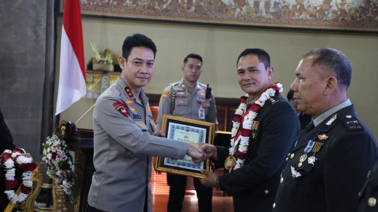 Wujud Penghormatan dari Institusi, Kapolda Bali beri Pengargaan Personel yang memasuki masa Purna Bhakti T.A. 2025