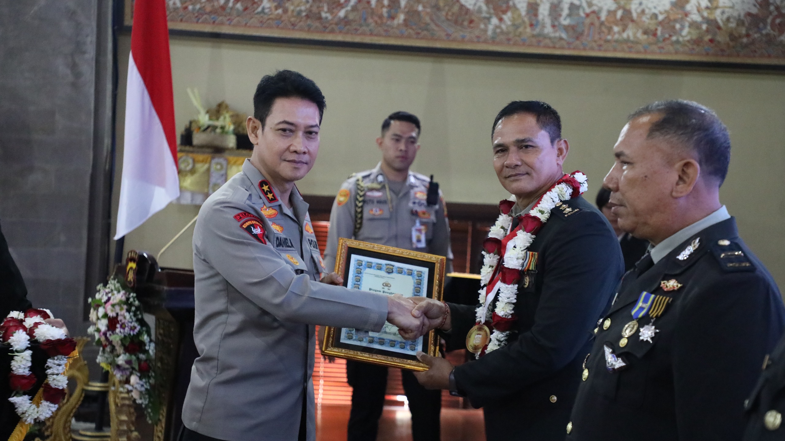 Wujud Penghormatan dari Institusi, Kapolda Bali beri Pengargaan Personel yang memasuki masa Purna Bhakti T.A. 2025