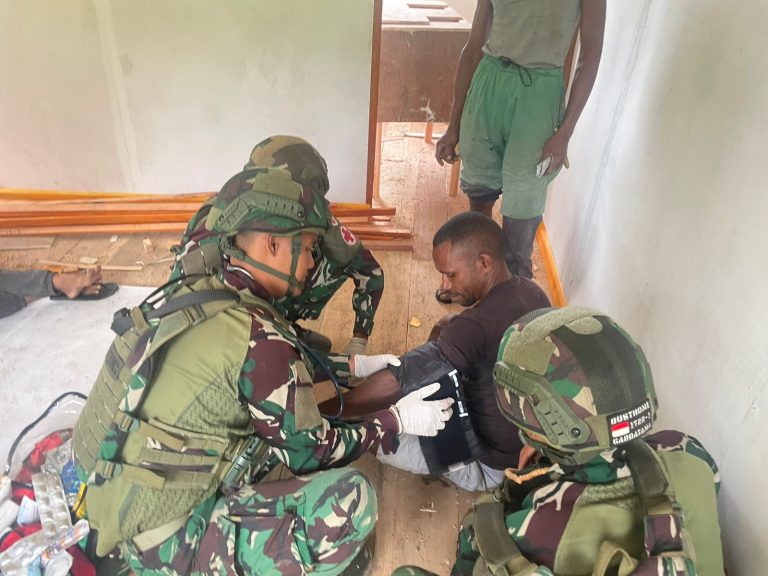 Sehat Bersama, Satgas Yonif 521/DY Laksanakan Sosialisasi Kesehatan