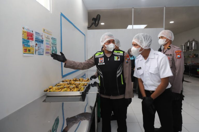 Tim Dokkes Lakukan Uji Food Safety di SPPG Polres Magetan 2 Poncol