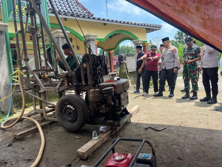 Gelar Baksos, Kapolres Kediri Serahkan Bantuan Sumur Bor untuk Warga Babatan