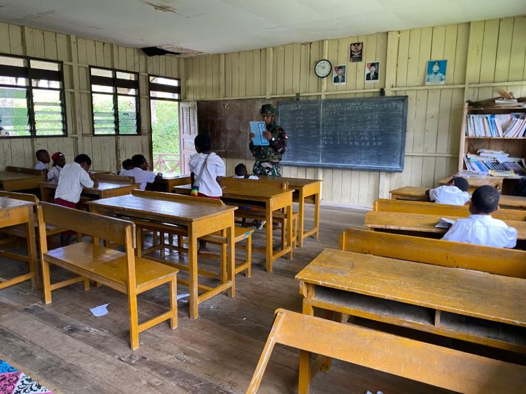 Anak Papua Cerdas Tunas Bangsa Satgas Yonif 521/DY Tanamkan Disiplin Sejak Dini di SD Inpres Eragayam Kampung Wurigelebur