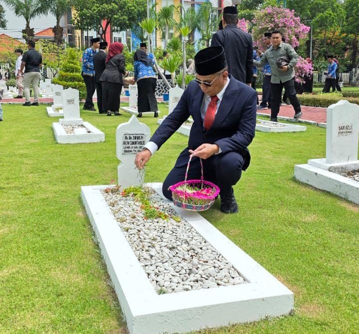 Kenang Jasa Pahlawan, Kadispendukcapil Ziarah Tabur Bunga di TMP Kusuma Bangsa