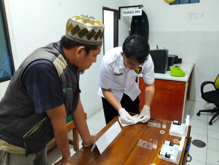 Food Safety : Sidokkes Polres Nganjuk Cek Bahan dan Makanan di SPPG Pace