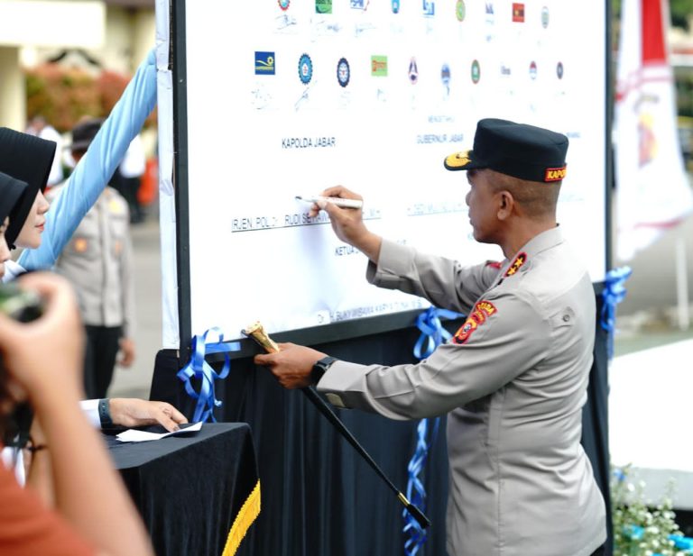 Sinergi Polri dan Buruh, Kapolda Jabar Tegaskan Komitmen Jaga Stabilitas Lewat Deklarasi ‘Sauyunan Ngajaga Lembur