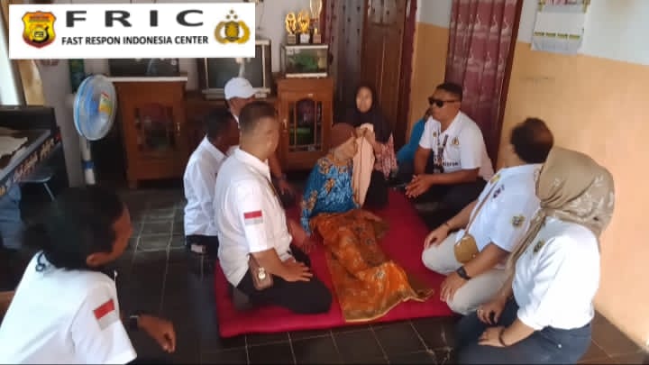 Ketua Satgas, Ketua DPC FRIC, dan Humas Salurkan Bantuan Kepada Lansia Penderita Stroke di Kabupaten Kuningan Jawa Barat 