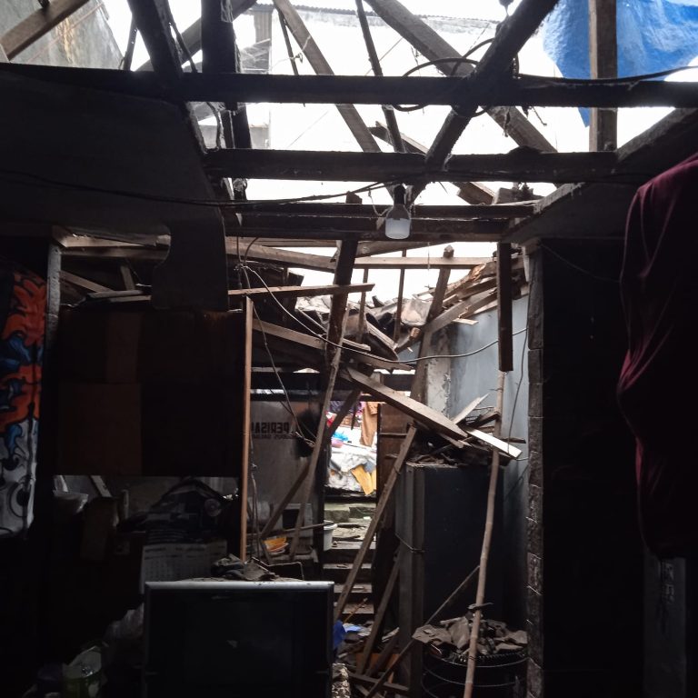 Hujan Deras Rumah Warga Roboh Tokoh Masyarakat Meminta Pemkot Surabaya Turun Tangan