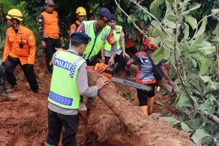 Polri Kerahkan 155 Personel, 4 Anjing Pelacak, dan Perkuat Operasi SAR Longsor Cibeunying 21 Warga Tertimbun