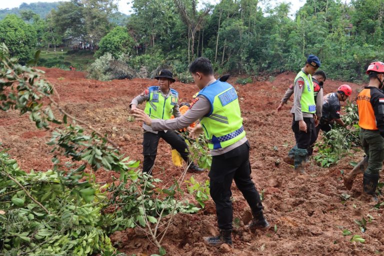 Polri Kerahkan 155 Personel, 4 Anjing Pelacak, dan Perkuat Operasi SAR Longsor Cibeunying 21 Warga Tertimbun