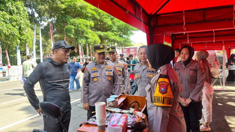 Polresta Banyuwangi Gaungkan Rekrutmen Polri di Car Free Day