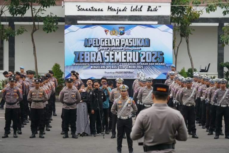 Kapolsetabes Surabaya Kombespol Luthfie Sulistiawan memimpin apel pasukan Operasi Zebra Semeru 2025