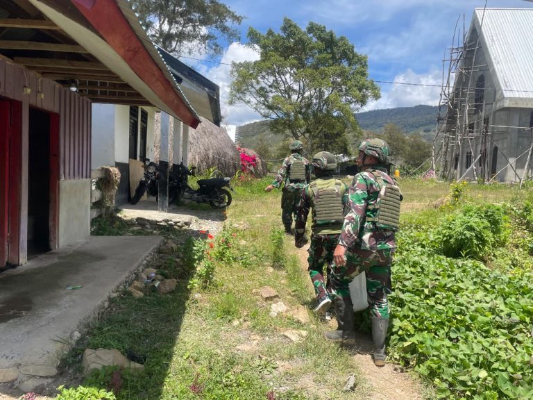 Berbagi Sembako Satgas Yonif 521/DY Jalin Keakraban Melalui Anjangsana di Distrik Bolakme