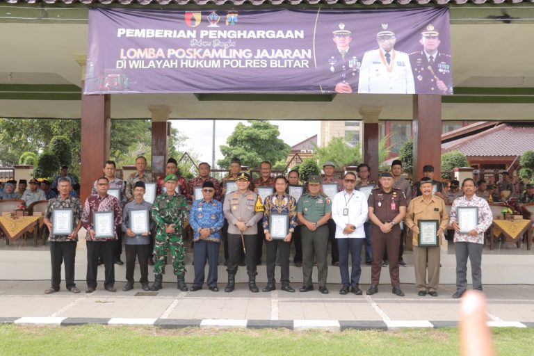 Kapolres Blitar Beri Penghargaan Pos Kamling Berprestasi Guna Mewujudkan Kamtibmas yang Kondusif
