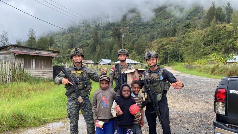 Personel Ops Damai Cartenz Tebar Keceriaan Bersama Anak-Anak di Distrik Bibida, Paniai