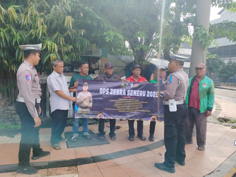 Tingkatkan Disiplin Belalu – lintas Polres Pelabuhan Tanjung Perak Sosialisasi Ops Zebra Semeru 2025, Sasar Pengemudi Ojol dan Opang.