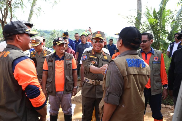 Tinjau Penanganan Longsor di Cilacap, Mendagri: Penanganannya Sudah Sistematis