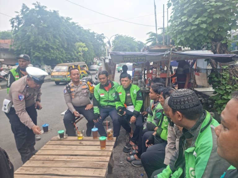 Polres Pelabuhan Tanjung Perak Gandeng Komunitas Ojol, Sosialisasikan Ops Zebra Semeru 2025 di Stasiun Semut,
