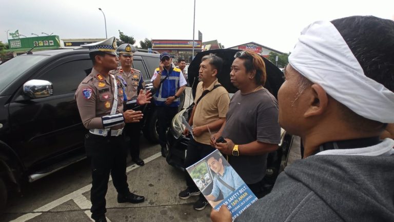 Polantas Menyapa : Operasi Zebra Semeru PJR Polda Jatim Beri Edukasi Tertib Lalin