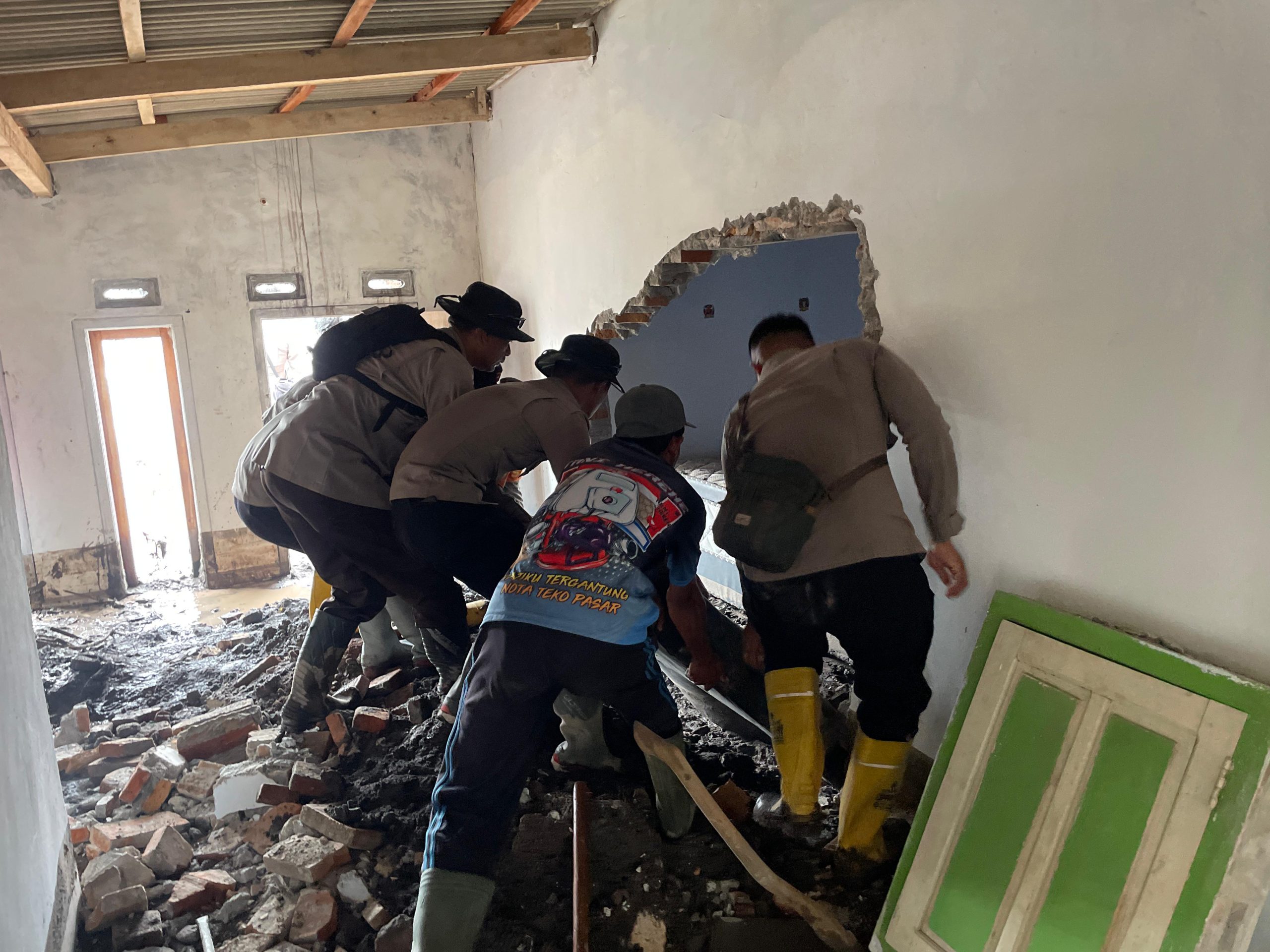 Satbrimob Polda Jawa Timur Perkuat Operasi Kemanusiaan Pasca Erupsi Semeru