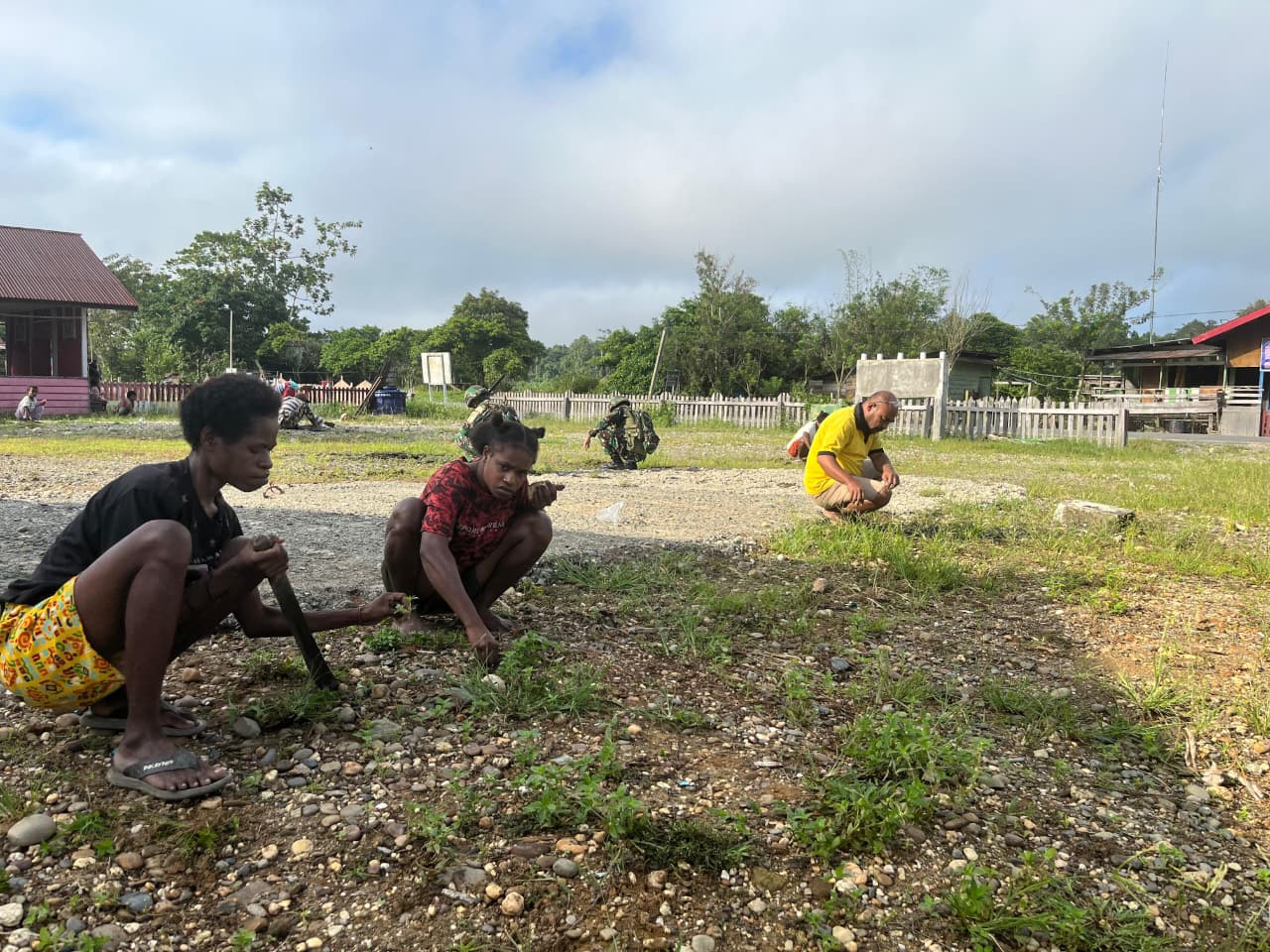 Toleransi Itu Indah, Satgas Yonif 521/DY Karya Bhakti di Gereja GKI Tigris Muaranawa