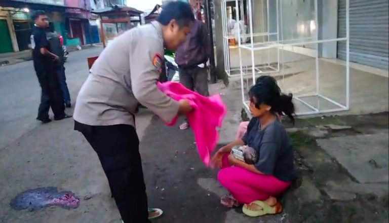 Polisi Bantu Warga Melahirkan di Pinggir Jalan, Ibu dan Bayi Selamat