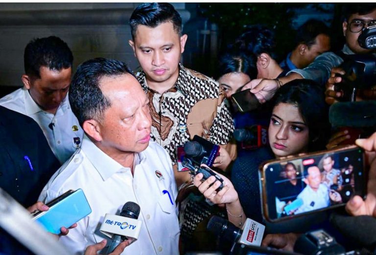 Presiden Republik Indonesia Prabowo Subianto Memanggil Menteri Dalam Negeri Ke  Istana Merdeka