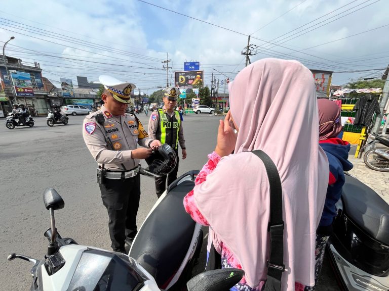 Operasi Zebra Semeru Polresta Malang Kota Bagikan 100 Helm Gratis
