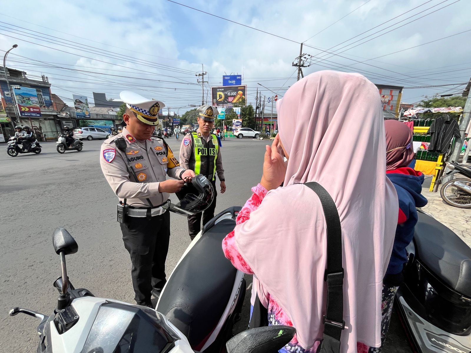 Operasi Zebra Semeru Polresta Malang Kota Bagikan 100 Helm Gratis