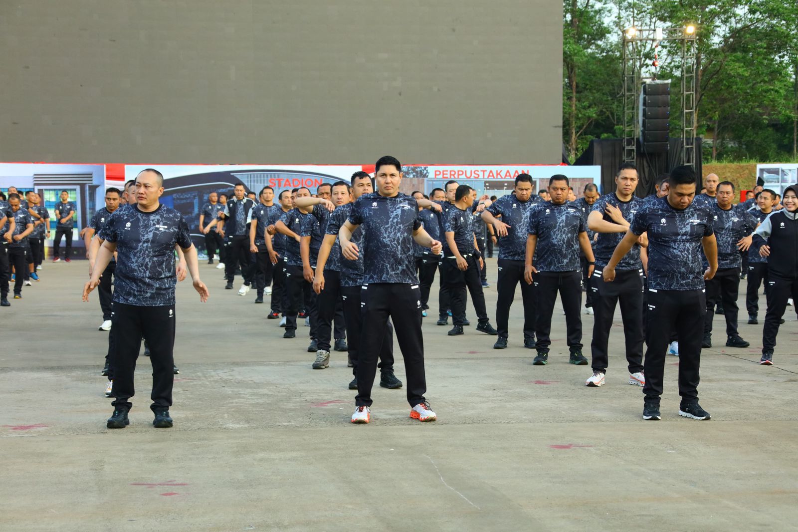 Kapolda dan Kapolres se Indonesia Olahraga Bersama Jelang Pemberian Materi Apel Kasatwil 2025