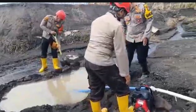 Polda Jatim Bantu Bersihkan Endapan Lahar Dingin Pascaerupsi Gunung Semeru