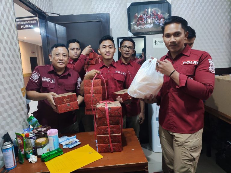 KAPOLDA JABAR BERIKAN PROGRAM MAKAN BERGIZI GRATIS (MBG), ANGGOTA BID HUMAS POLDA JABAR UCAPKAN LTERIMA KASIH