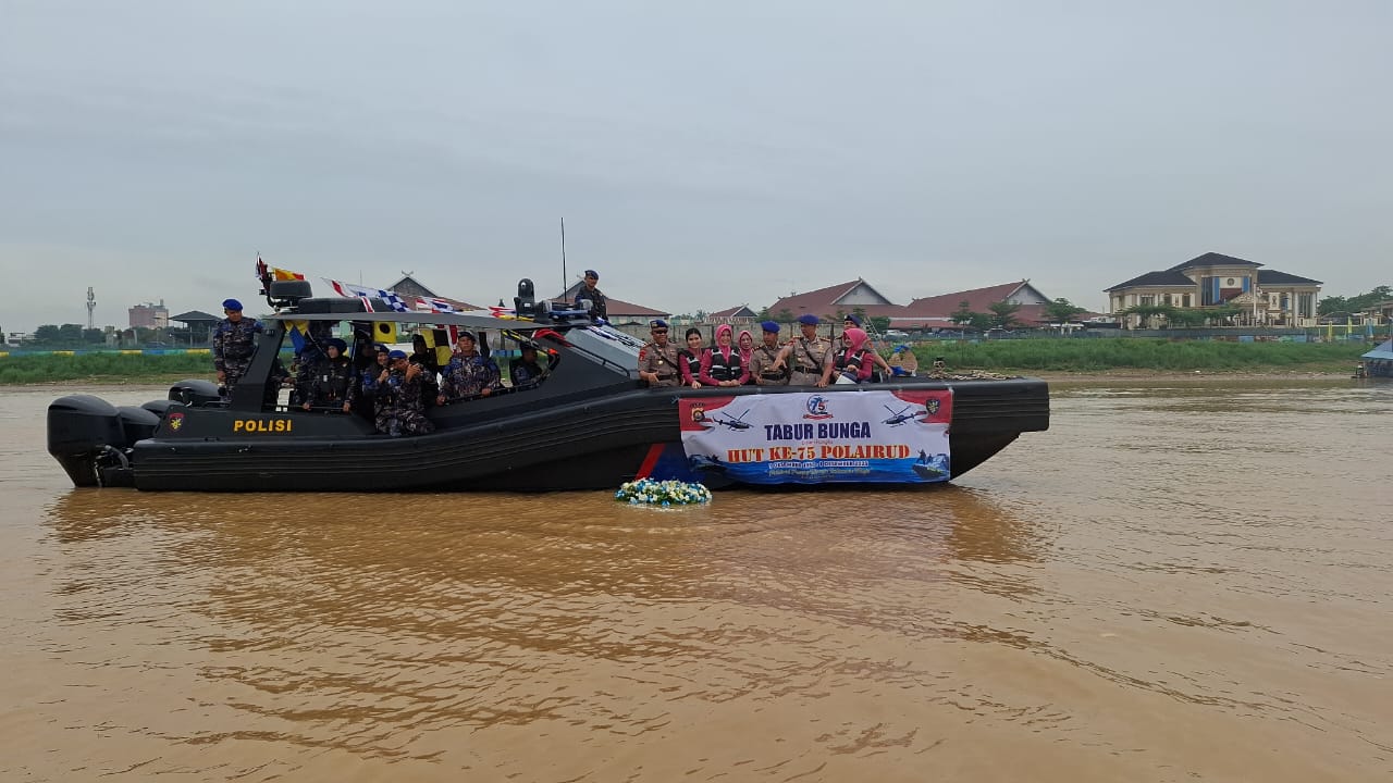 Ditpolairud Polda Jambi Gelar Upacara Tabur Bunga di Sungai Batanghari dalam Rangka HUT ke-75 Polairud