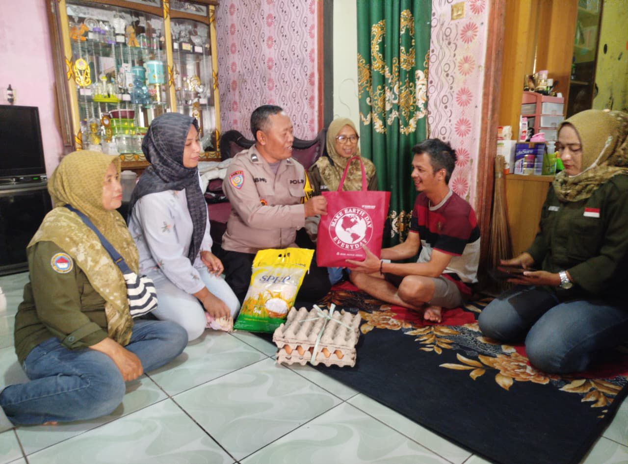 Polisi Berikan Tali Asih dan Cek Kondisi Kesehatan Anak Hidrosepalus