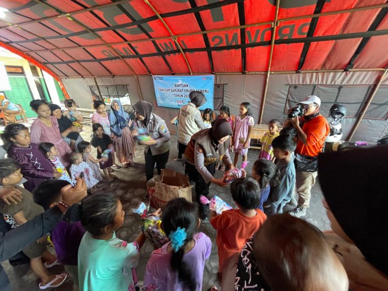 Polres Lumajang Dampingi Anak-anak Pengungsi Semeru: Beri Hiburan dan Pulihkan Trauma