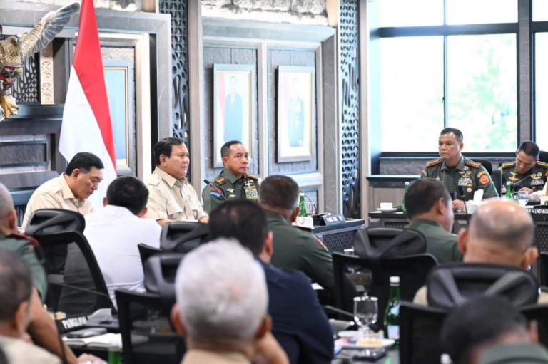 Presiden Prabowo Pimpin Evaluasi Koperasi Merah Putih di Mabes TNI, Tegaskan Penguatan Ekonomi Rakyat dari Desa