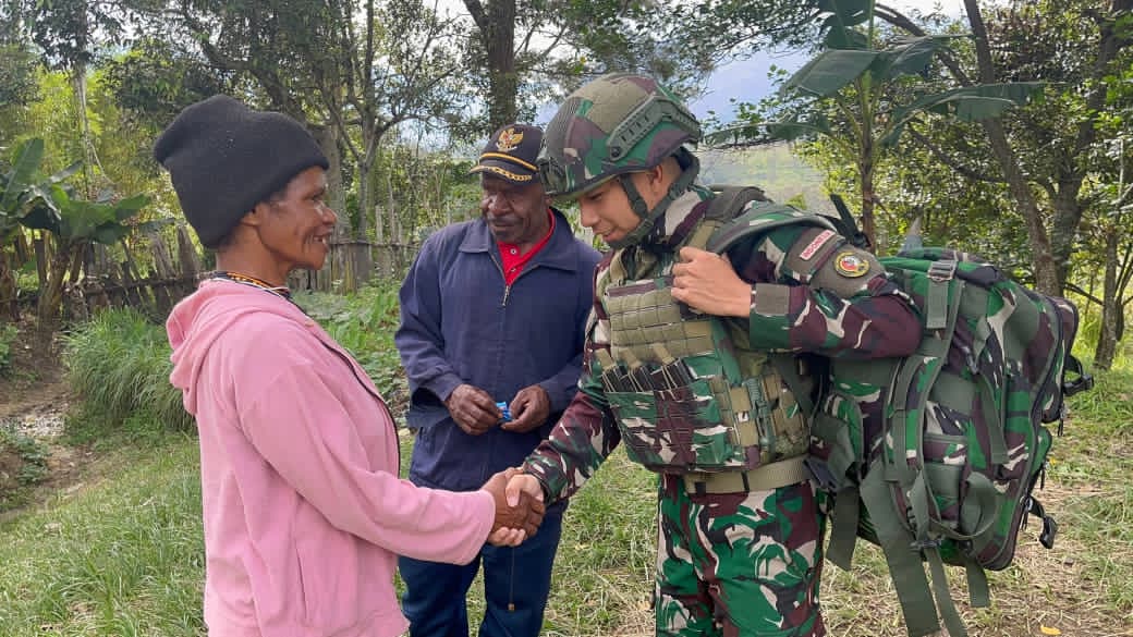 Mengabdi Berbagi Kasih, Satgas Yonif 521/DY Mengedepankan Kehadiran Sebagai Sahabat dan Saudara di Distrik Napua