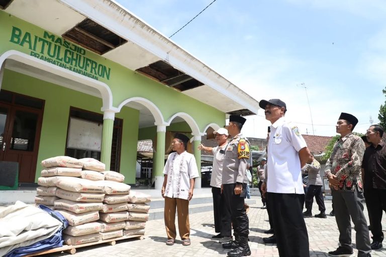 Polres Kediri Salurkan Puluhan Karung Semen Dukung Pembangunan Masjid