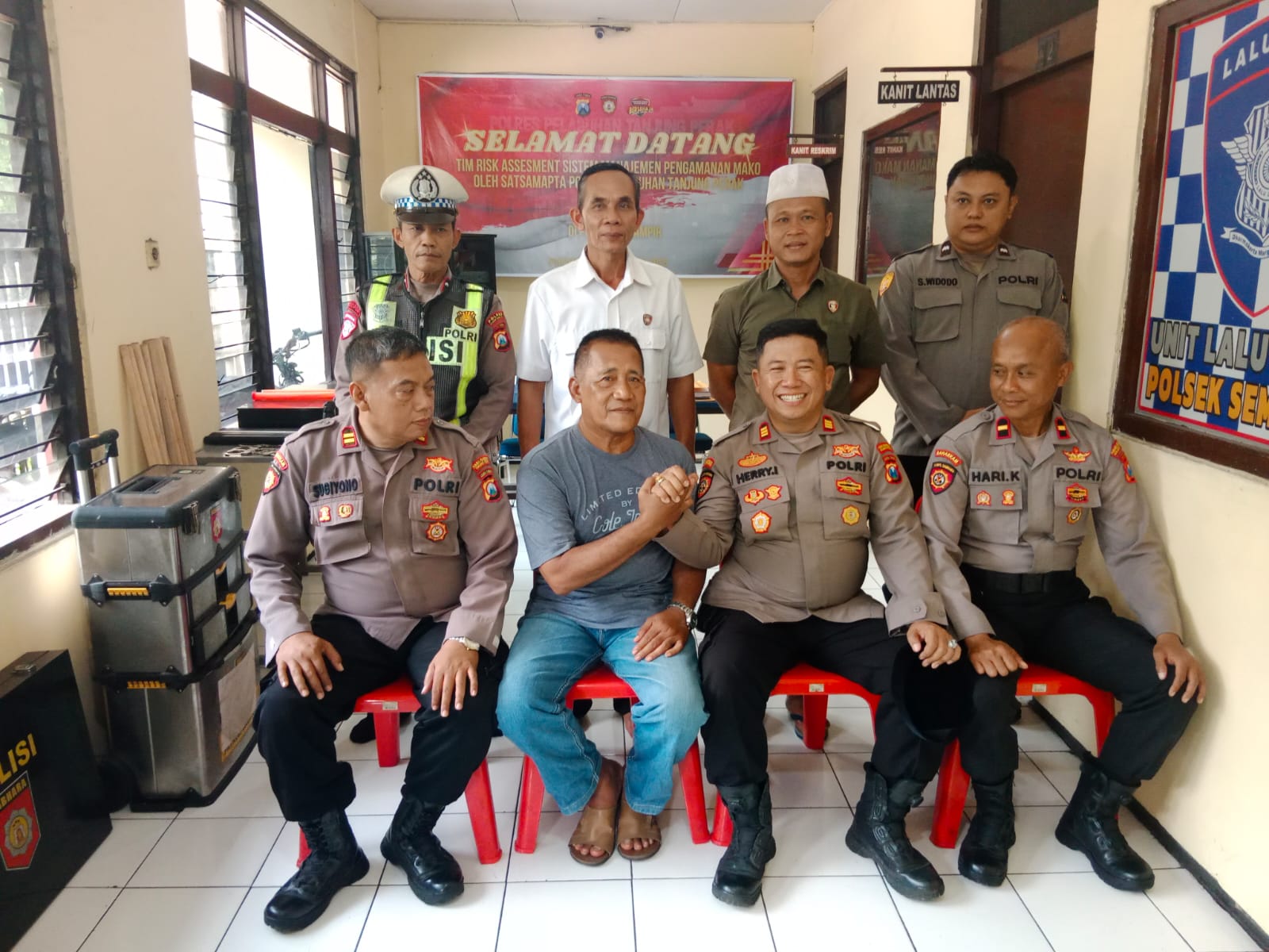 Haru dan Penuh Keakraban, Polsek Semampir Gelar Pelepasan Purna Tugas Aiptu Warto