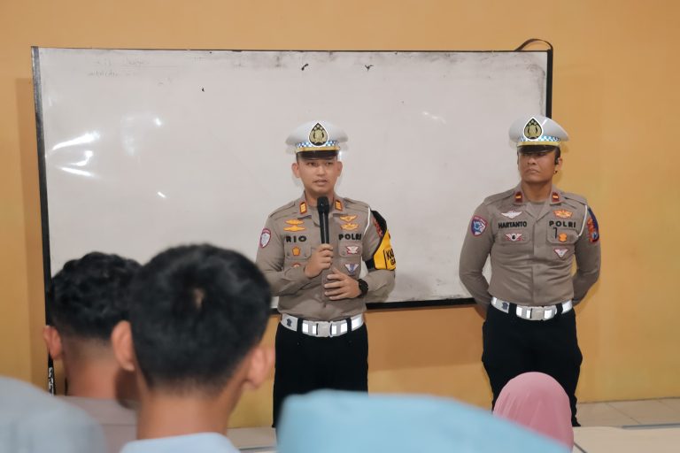 Polres Blitar Berikan Teguran Simpatik dalam Operasi Zebra Semeru 2025