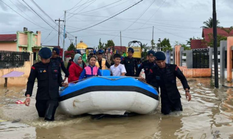 Sat Brimobda Jambi Berjibaku Evakuasi Warga   Desa lubuk Sulik Kerinci Terdampak Banjir