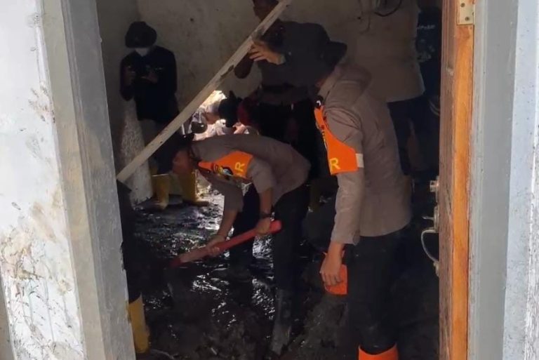 Polisi Bersihkan Rumah Warga Terdampak Erupsi Semeru di Dusun Sumbersari Lumajang
